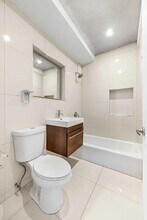 135 Christopher St in New York, NY - Foto de edificio - Building Photo