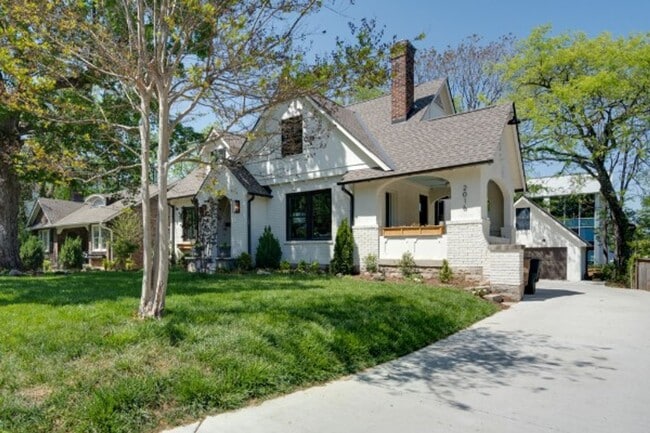 2016 Sweetbriar Ave in Nashville, TN - Building Photo - Building Photo