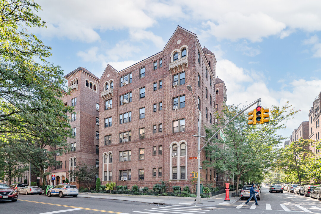 8412 35th Ave in Jackson Heights, NY - Foto de edificio