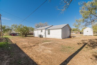 509 Brown Ave in Jourdanton, TX - Foto de edificio - Building Photo