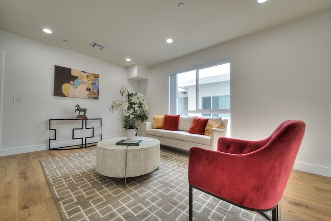 11726 Hamlin St in Los Angeles, CA - Building Photo - Building Photo