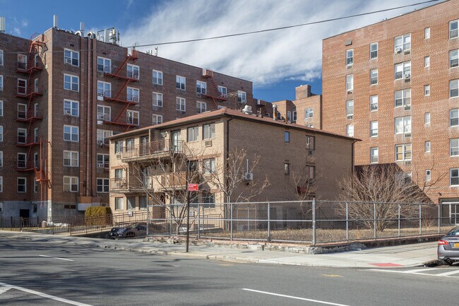 3225 Shore Pky in Brooklyn, NY - Building Photo - Building Photo