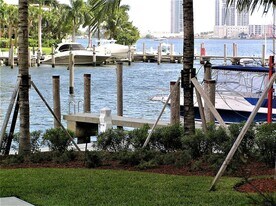 3340 NE 190th St in Miami, FL - Building Photo