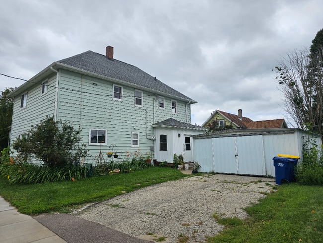 324 E Parkinson St, Unit B in Viroqua, WI - Foto de edificio - Building Photo