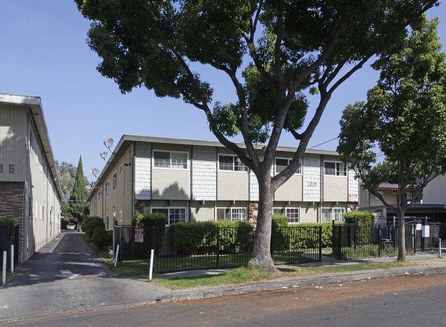 Green Villa North Apartments in San Jose, CA - Foto de edificio - Building Photo