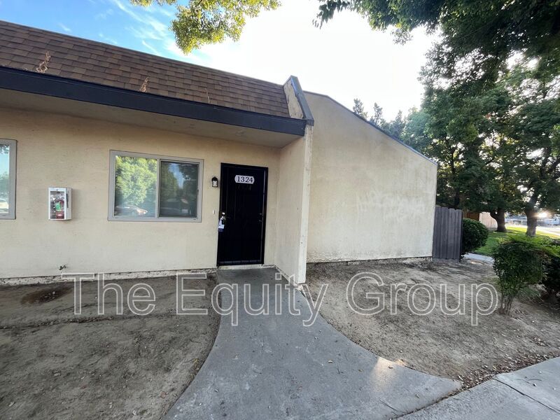1324 W Elowin Ave in Visalia, CA - Building Photo