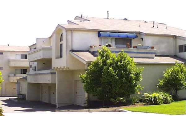 Ocean House Apartments in Costa Mesa, CA - Foto de edificio - Building Photo