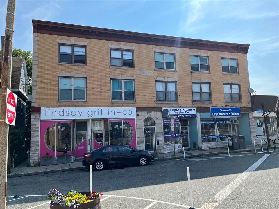 108 Bristol Rd in Somerville, MA - Building Photo