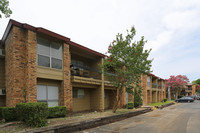 Olmos Club Apartments in San Antonio, TX - Foto de edificio - Building Photo