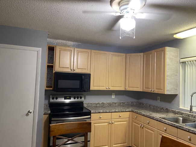 2315 Coolidge Rd in Fort Pierce, FL - Foto de edificio - Building Photo