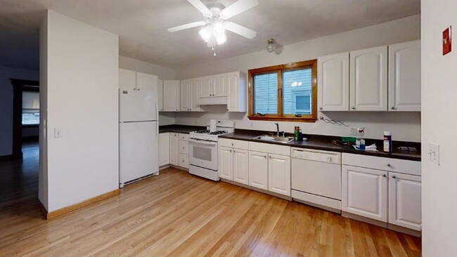 306 Fellsway W-Unit -1 in Medford, MA - Foto de edificio - Building Photo