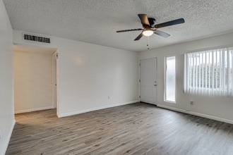 1013 Mira Loma Dr in Bakersfield, CA - Foto de edificio - Building Photo