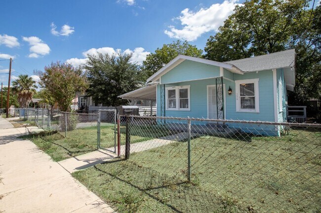 136 E Baylor St in San Antonio, TX - Building Photo - Building Photo