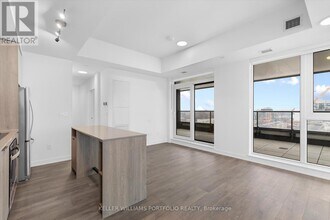 1007 The Queensway in Toronto, ON - Building Photo - Building Photo