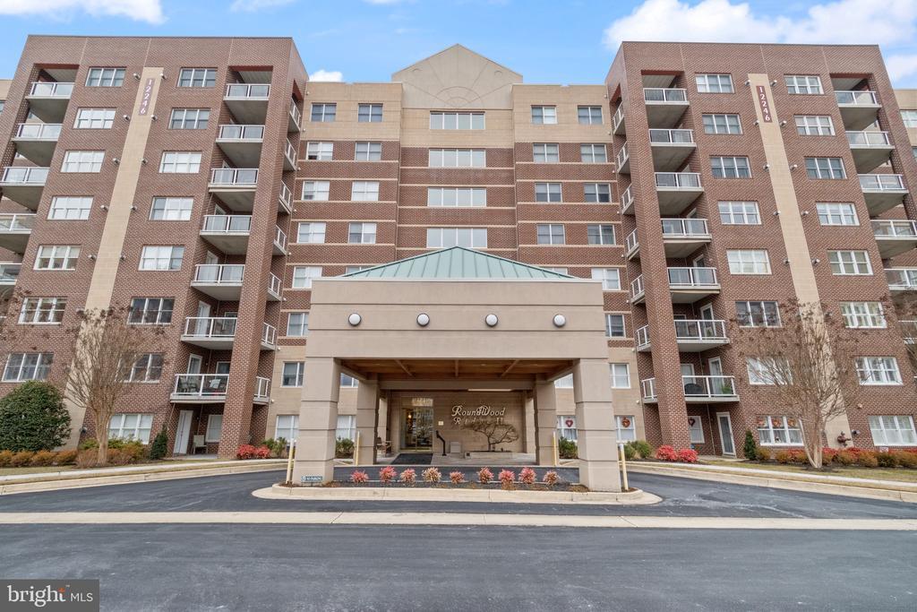 12246 Roundwood Rd-Unit -405 in Timonium, MD - Building Photo