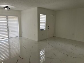 9990 NW 9th St Cir in Miami, FL - Building Photo - Building Photo