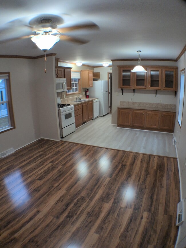 36 W Road Park in Woodford, VT - Foto de edificio - Building Photo