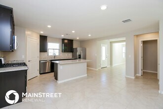 8221 W Albeniz Pl in Phoenix, AZ - Foto de edificio - Building Photo