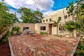 823 NE 19th Ave in Fort Lauderdale, FL - Building Photo - Building Photo