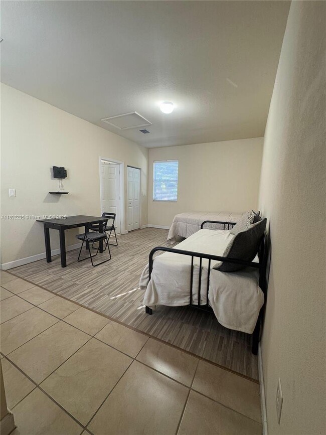 9050 SW 169th Ct in Miami, FL - Foto de edificio - Building Photo