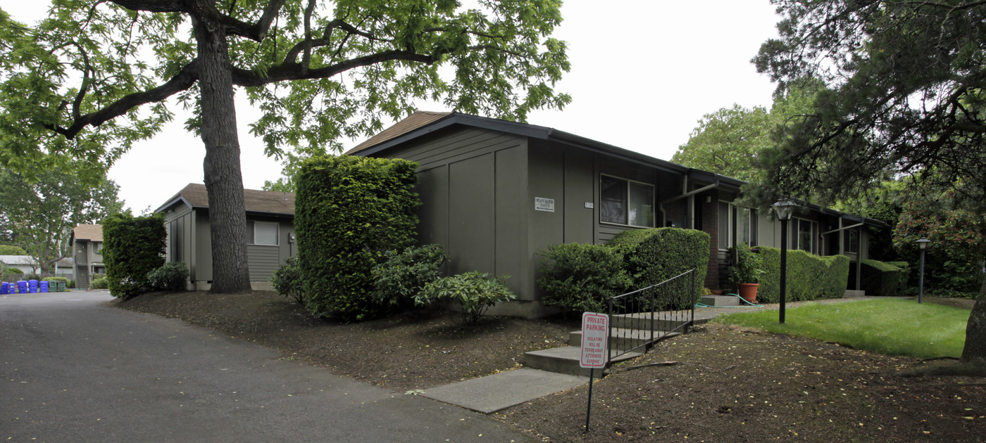 Chestnut Court Apartments in Portland, OR - Building Photo