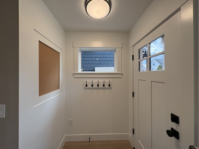 6960 NE 18th Ave in Portland, OR - Building Photo - Building Photo