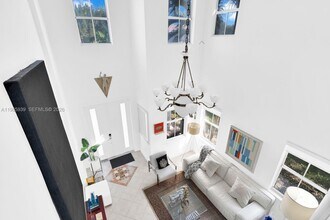 10824 NW 84th St in Doral, FL - Foto de edificio - Building Photo