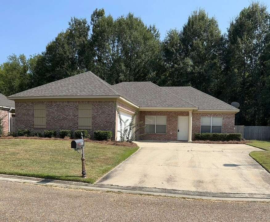 107 Newport Dr in Canton, MS - Foto de edificio