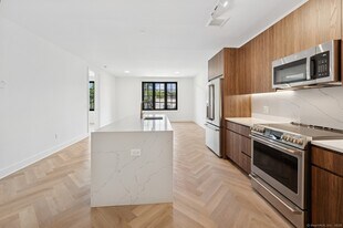100 E Putnam Ave in Greenwich, CT - Building Photo