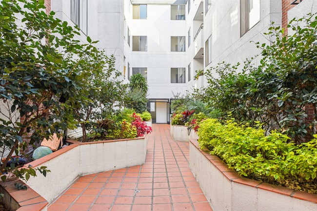 Kenmore Towers in Los Angeles, CA - Foto de edificio - Building Photo