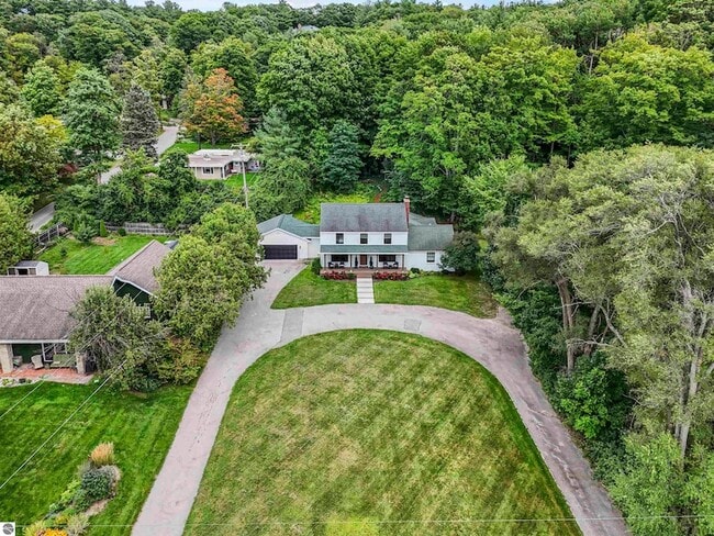 7320 Peninsula Dr in Traverse City, MI - Foto de edificio - Building Photo