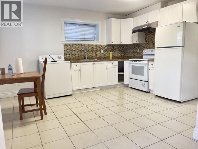 3787 Elmwood St in Burnaby, BC - Building Photo - Building Photo