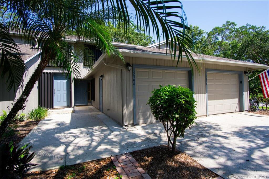 5300 SE Schooner Oaks Way in Stuart, FL - Building Photo