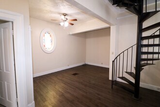 2615 Eden Ave, Unit 2 in Cincinnati, OH - Foto de edificio - Building Photo