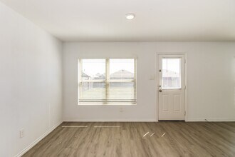 310 Pickwick Gdns Ln in Magnolia, TX - Foto de edificio - Building Photo