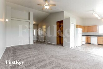 2215 Rolling Oak Dr in Indianapolis, IN - Foto de edificio - Building Photo