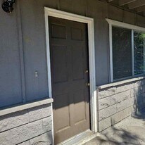 400 NW Elm St in Grants Pass, OR - Building Photo