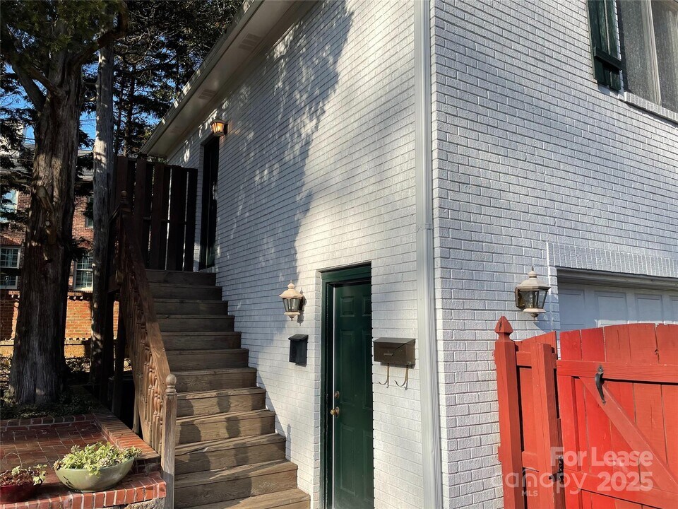 1330 Cedar Ln in Charlotte, NC - Building Photo