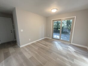 520 W Downing Pl in Springfield, MO - Foto de edificio - Building Photo