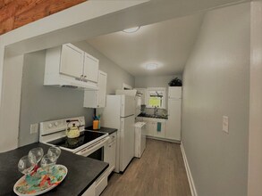 715 W Hollywood Ave in San Antonio, TX - Building Photo - Building Photo