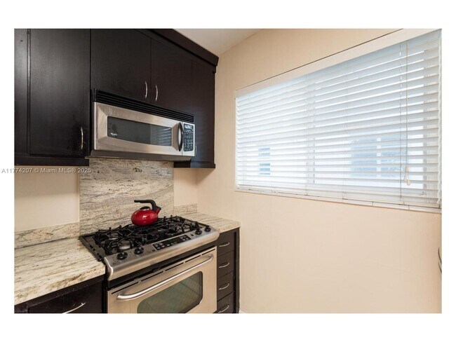 1335 15th St in Miami Beach, FL - Building Photo - Building Photo