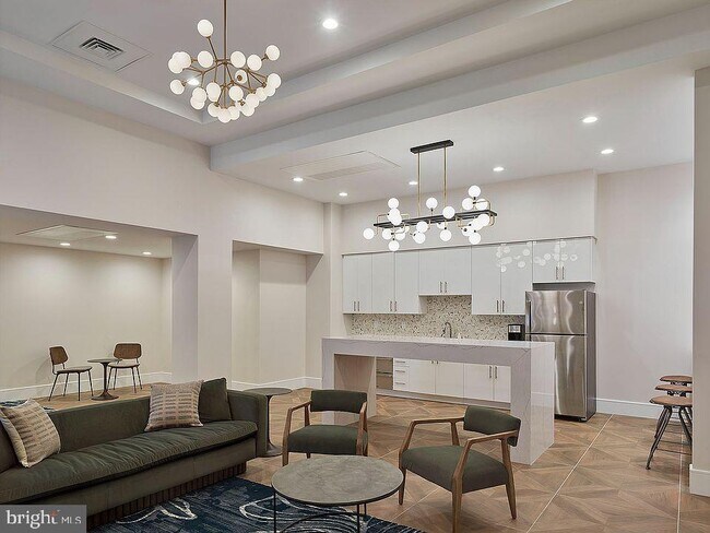 130 S Juniper St in Philadelphia, PA - Building Photo - Building Photo