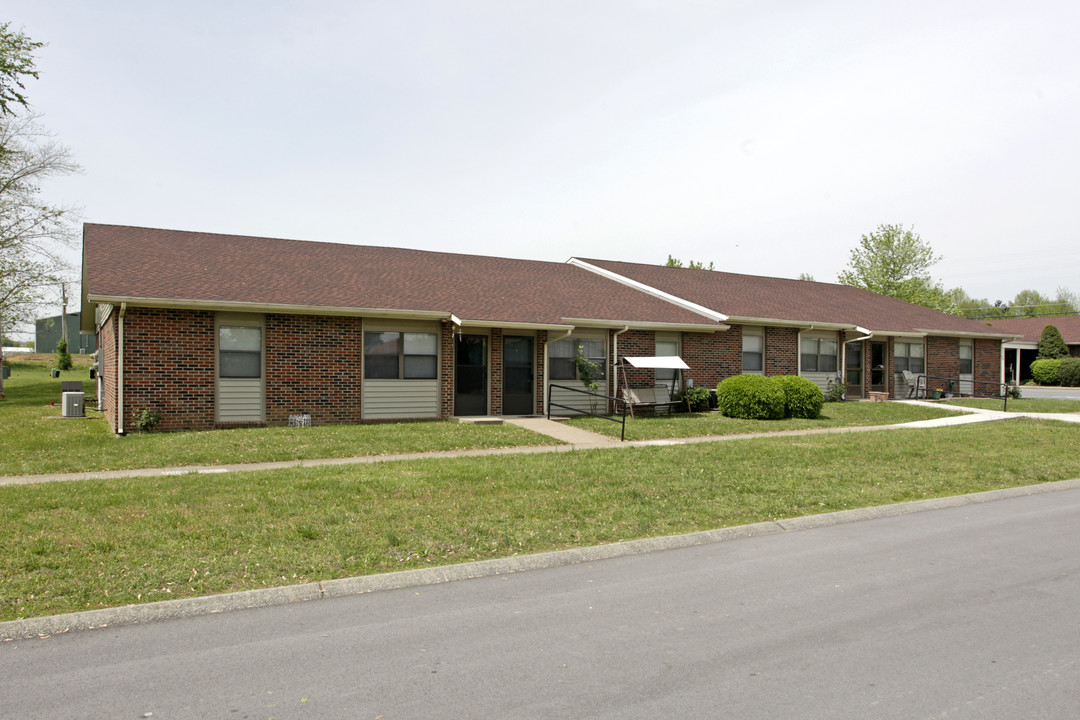 Golden Oaks Village in Lafayette, TN - Building Photo