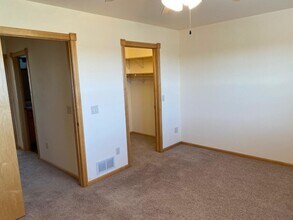 807 Peace Ln in Oregon, WI - Building Photo - Building Photo