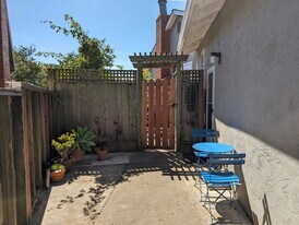 26 Saddle Brook Ct, Unit In law apartment in Oakland, CA - Building Photo