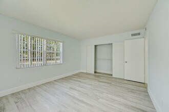 13730 SW 90th Ave in Miami, FL - Building Photo - Building Photo