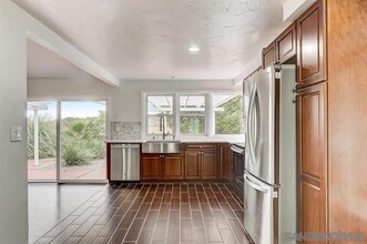 10456 La Morada Dr in San Diego, CA - Building Photo - Building Photo