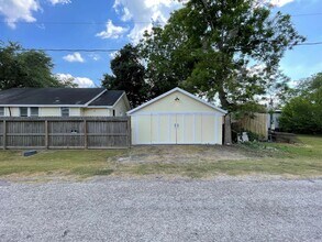 107 Sinclair St in Boling, TX - Building Photo - Building Photo
