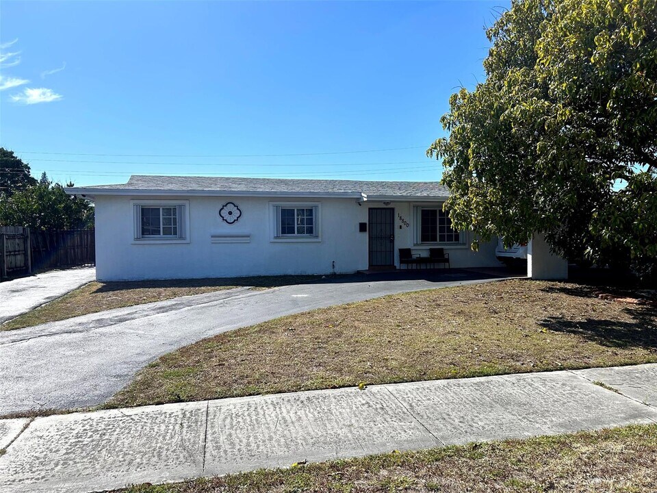 18800 NW 29th Ave in Miami Gardens, FL - Foto de edificio
