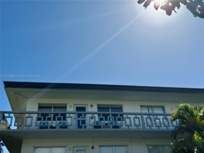 467 Golden Isles Dr in Hallandale Beach, FL - Foto de edificio - Building Photo